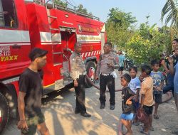 Polsek Buduran Amankan Pemadaman Kebakaran Lahan Kosong di Desa Damarsi