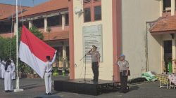 Polisi Sidoarjo Beri Edukasi Pelajar Saat Upacara Senin
