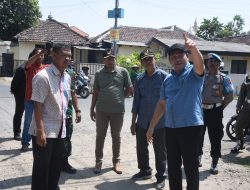 Bupati Subandi Minta Dinas PUBMSDA Lebarkan Persimpangan  Jalan Depan Polsek Jabon