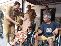 Sidak ke Prambon, Bupati Subandi Pastikan Perbaikan RTLH dan Salurkan Bantuan Kursi Roda