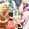 Bantu Mobilitas Warga, Wabup Mimik Salurkan Kursi Roda di Desa Candi dan Sumorame